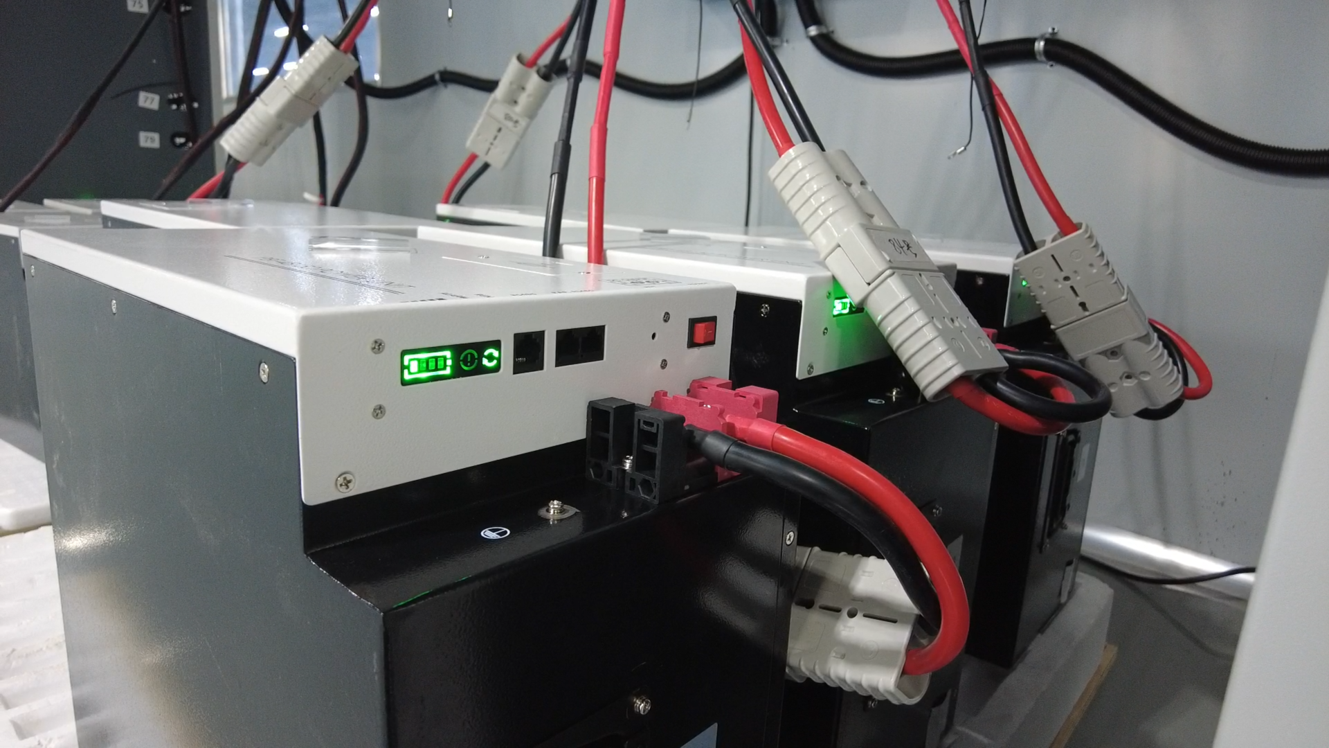 DL48100壁挂式家用储能电池｜适配居家日常，让用电更从容省心
